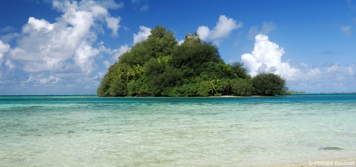 Mysterious islet on the lagoon of Raivavae
